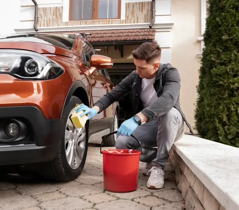 Lavage auto à domicile Bohas-Meyriat-Rignat : professionnel intervenant sur un véhicule